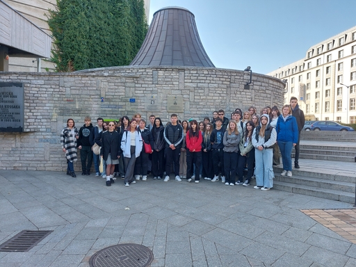 Młodzież stojąca pod muzeum "Panorama Racławicka"